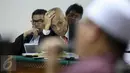 Terdakwa kasus dugaan tindak pidana korupsi suap Majelis Hakim dan Panitera PTUN Medan OC Kaligis mendengarkan keterangan saksi saat sidang lanjutan dengan agenda pemeriksaan saksi di Pengadilan Tipikor, Jakarta, Senin (28/9). (Liputan6.com/Faizal Fanani)