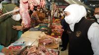 Khofifah mengecek harga daging sapi di pasar. (Dian Kurniawan/Liputan6.com)