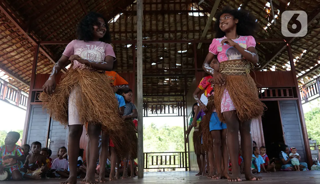 Anak-anak latihan tari di rumah seni Sawinggrai, Raja Ampat, Papua Barat, Jumat (22/11/2019). Pembangunan rumah seni ini sebagai dukungan terhadap pelestarian seni dan budaya masyarakat setempat yang menjadi bagian dari potensi objek wisata unggul di Raja Ampat. (Liputan6.com/Herman Zakharia)