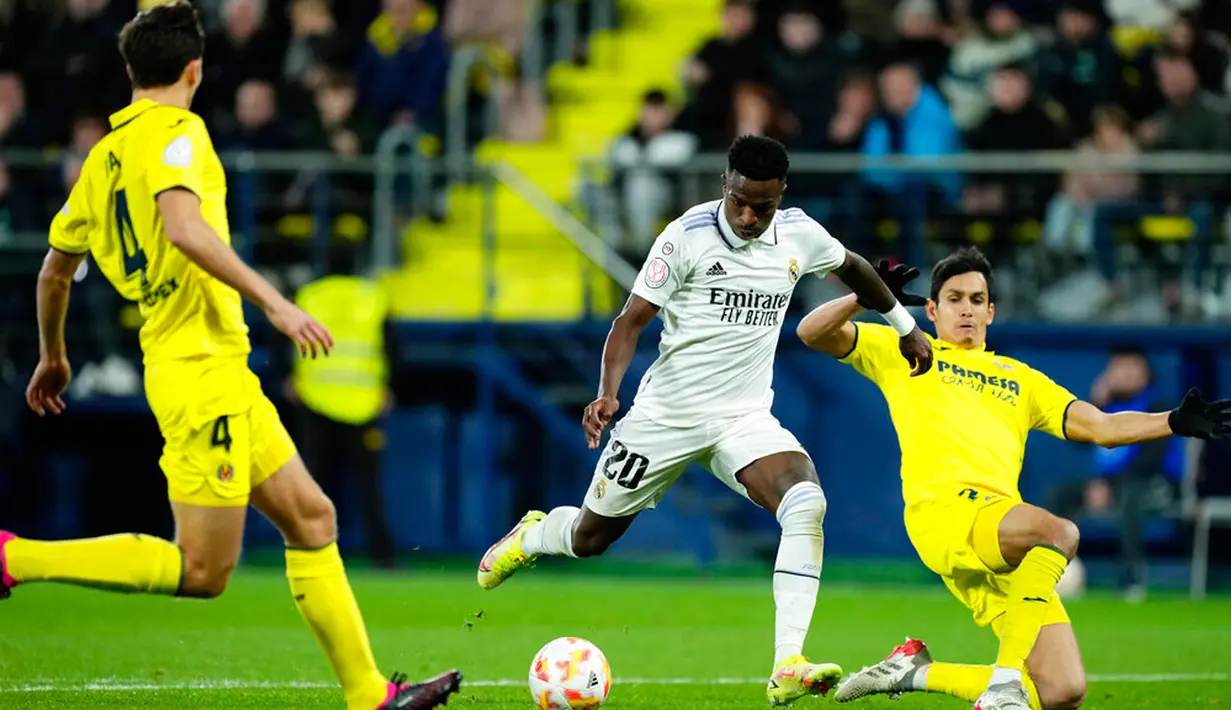 Pemain Real Madrid Vinicius Junior mencetak gol ke gawang Villarreal pada pertandingan sepak bola babak 16 besar Copa del Rey di Stadion La Ceramica, Villarreal, Spanyol, 19 Januari 2023. Real Madrid mengalahkan Villarreal dengan skor 3-2. (AP Photo/Jose Breton)