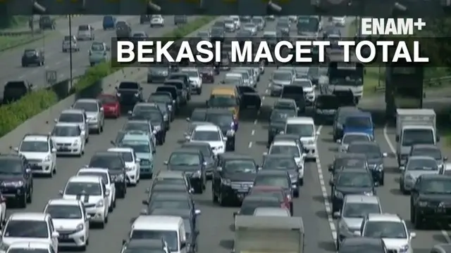 Akibat kemacetan panjang di Bekasi, sejumlah pemudik beristirahat di pinggir Tol