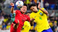 Pemain Korea Selatan Hwang Ui-jo (kiri) berebut bola dengan pemain Brasil Marquinhos pada selama pertandingan sepak bola babak 16 besar Piala Dunia 2022 di Stadium 974, Doha, Qatar, 5 Desember 2022. Brasil mengalahkan Korea Selatan dengan skor 4-1. (AP Photo/Manu Fernandez)