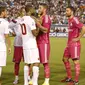 Pemain belakang Real Madrid, Sergio Ramos (kedua dari kanan) bersitegang dengan gelandang AS Roma, Seydou Keita, sebelum berlaga di Stadion Cotton Bowl, Dallas, (29/7/2014). (REUTERS/Kevin Jairaj-USA TODAY Sports)