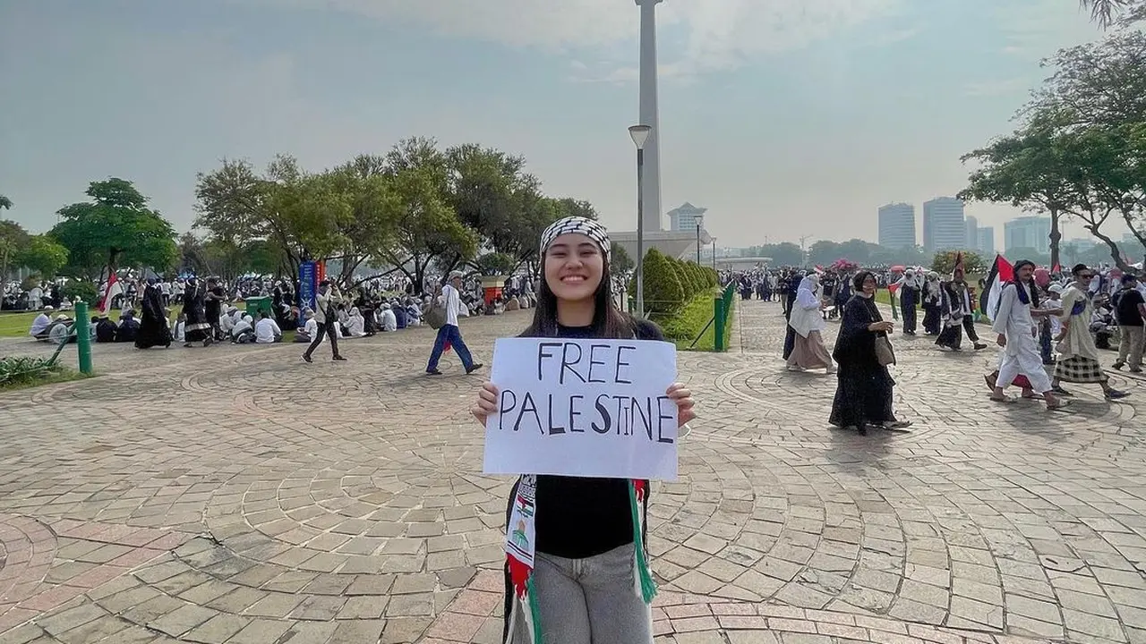 Aaliyah Massaid menjadi salah satu selebriti yang ikut menyuarakan bela Palestina di Monas.
