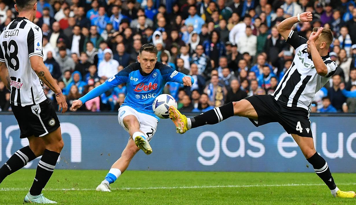 <p>Pemain Napoli, Piotr Zielinski mencetak gol ke gawang Udinese pada laga lanjutan Liga Italia 2022/2023 di Diego-Maradona Stadium, Napoli, 12 November 2022. Zielinski menjadi salah satu pemain senior yang memiliki kontribusi besar dalam kesuksesan Napoli mengakhiri penantian 33 tahun gelar Serie A. Gelandang Polandia tersebut mampu tampil kreatif dan menciptakan banyak assist. (AFP/Tiziana Fabi)</p>