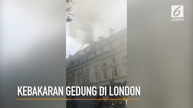 Kebakaran terjadi di sebuah gedung di Jalan Vere, London.