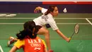 Pebulutangkis putri Thailand, Ratchanok Intanon (menghadap lensa) dipaksa mengakui ketangguhan Li Xuerui (Tiongkok), dua set langsung 13-21, 13-21, di  final Indonesia Open 2014, (22/6/2014). (Liputan6.com/Helmi Fithriansyah)