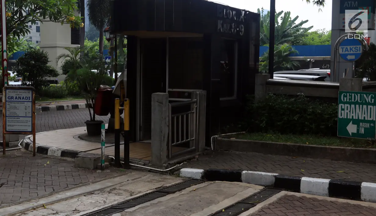 Pos penjagaan Gedung Granadi di Jalan HR Rasuna Said Kuningan, Jakarta, Rabu (21/11). Setelah Gedung Granadi, kejaksaan akan melakukan penyitaan terhadap sejumlah saham dan rekening atas nama Yayasan Supersemar. (Liputan6.com/JohanTallo)