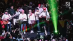 Para menteri yang tergabung dalam grup band Elek Yo Band tampil pada acara malam amal penggalangan dana untuk korban gempa Lombok di Jakarta, Kamis (9/8). Mereka tampil dalam konser Kemanusiaan Untuk Lombok. (Liputan6.com/Faizal Fanani)