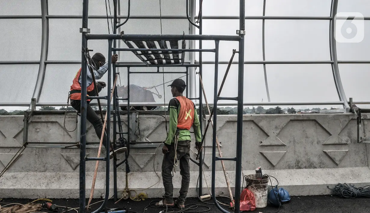 Aktivitas pekerja saat menyelesaikan pembangunan instalasi Flyover Cakung, Jakarta Timur, Selasa (16/3/2021). Progres pembangunan flyover yang menghubungkan kawasan Duren Sawit dengan Cakung tersebut saat ini telah mencapai 96,44 persen. (merdeka.com/Iqbal S. Nugroho)