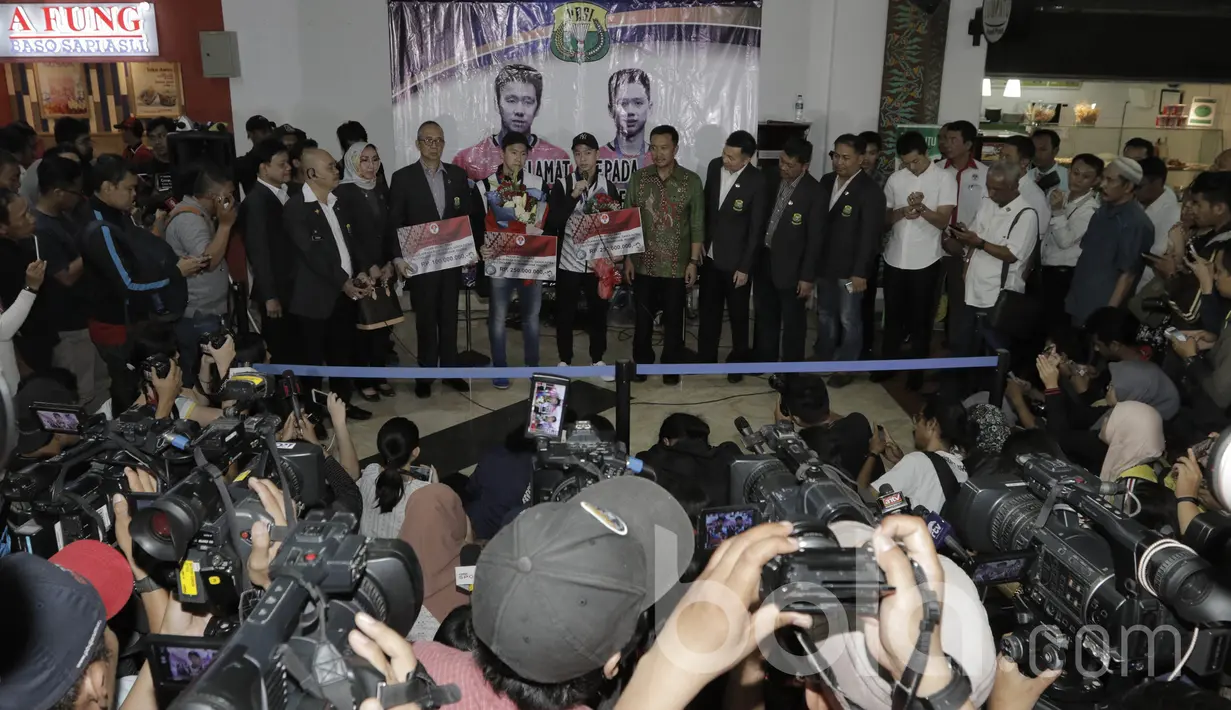 Pebulutangkis ganda putra Indonesia, Kevin Sanjaya/Marcus Gideon memberikan keterangan kepada media. Bagi Kevin/ Marcus, ini merupakan gelar perdana mereka di All England. (Bola.com/M Iqbal Ichsan)