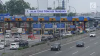 Sejumlah kendaraan melintasi kawasan gerbang tol Cibubur Utama, Jakarta, Jumat (8/9). Pasca perubahan sistem transaksi jalan tol Jagorawi menjadi sistem terbuka atau satu tarif, arus lalu lintas terlihat lebih lancar. (Liputan6.com/Helmi Fithriansyah) 