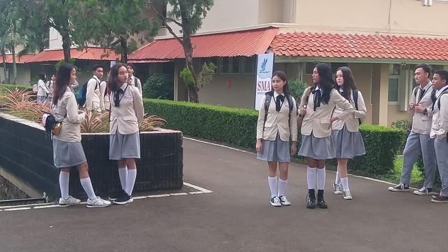 6 Potret Pemain Dari Jendela SMP Pakai Seragam SMA, Sajikan Cerita Baru Lebih Fresh