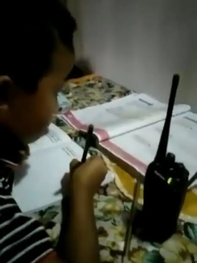 viral video murid belajar pakai HT