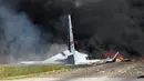 Kondisi sebuah pesawat kargo militer Amerika Serikat yang jatuh di jalan raya dekat bandara Savannah, Georgia, Rabu (2/5). Pesawat naas tersebut berada di Georgia untuk perawatan dengan perkiraan kondisi mesin yang baik. (James Lavine via AP)