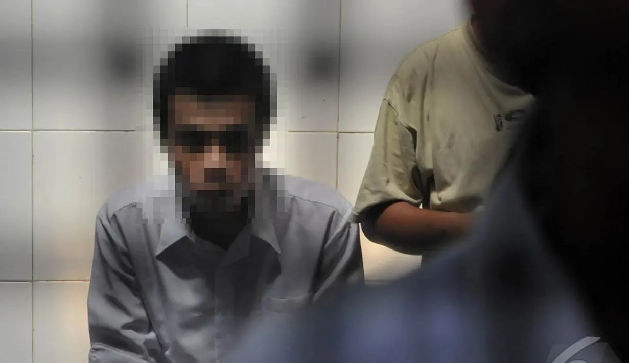  Para pelaku menunggu di balik jeruji besi saat akan menjalani sidang perdana kasus yang mereka alami yaitu pelecehan terhadap siswa JIS, Jakarta, Rabu (27/8/2014) (Liputan6.com/Johan Tallo)