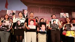 Di Taipei, Taiwan, (4/6/2014), beberapa orang membawa foto para tahanan politik Tiongkok saat peringatan 25 tahun kekerasan terhadap demonstran pro-demokrasi di Lapangan Tiananmen. (REUTERS/Pichi Chuang)