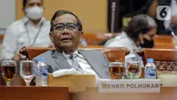 Menteri Koordinator Bidang Politik Hukum dan Keamanan (Menko Polhukam) Mahfud MD mengikuti Rapat Dengar Pendapat (RDP) dengan Komisi III DPR RI di Gedung Parlemen, Jakarta, Rabu (15/2/2023). Rapat membahas penjelasan DPR terhadap RUU Perubahan tentang Mahkamah Konstitusi (MK). (Liputan6.com/Faizal Fanani)