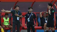 Pelatih Timnas Indonesia U-23, Shin Tae-yong mempertanyakan keputusan wasit saat salah satu pemain Timnas Indonesia dilanggar oleh pemain Filipina di Stadion Viet Tri, Jumat (13/5/2022). (Bola.com/Ikhwan Yanuar)