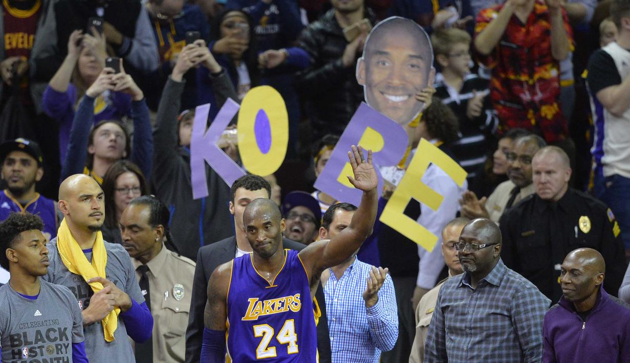 Pemain Los Angeles Lakers forward Kobe Bryant (24)  melambaikan tangan kearah fans usai kalah dari Cleveland Cavaliers pada laga NBA di Quicken Loans Arena, Kamis (11/2/2016) WIB.  (David Richard-USA TODAY Sports/Reuters)