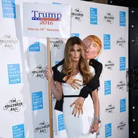 Halloween, sebuah moment yang biasa dirayakan dengan memakai kostum beraneka ragam. Dalam foto ini, Jemima Goldsmith hanya mengenakan dress putih dan rambut terurai, namun Jemima terlihat menggendong patung Trump sedang memeluknya. (doc.Hollywoodlife.com)