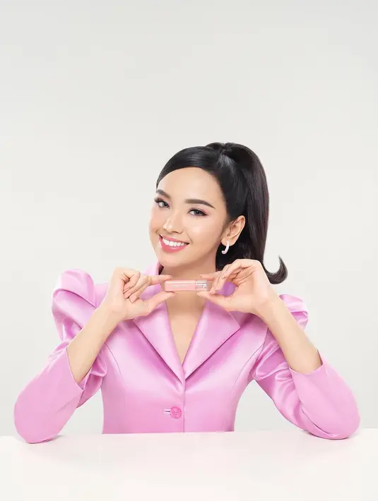 Bak Barbie, Lyodra tampil manis dengan gaya rambut high ponytail. [@lyodraofficial].