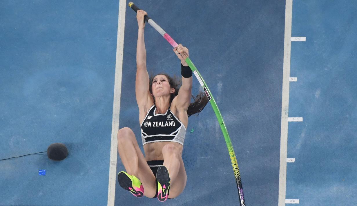 Eliza McCartney berusaha melewati mistar saat berkompetisi pada final lompat galah Olimpiade Rio 2016 di Olimpic Stadium, Brasi, (20/8/2016). (AFP /Antonin Thuillier)