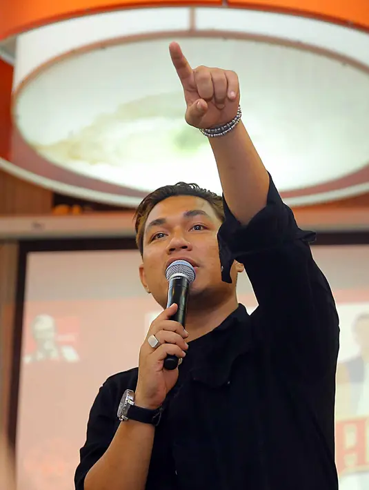 "Ini sebenernya lebih ke doa sih, sekarang banyak band yang mungkin bisa dibilang vakum. Mungkin lagi lesu. Enggak, berguguran sih enggak," kata Rizal. (Nurwahyunan/Bintang.com)