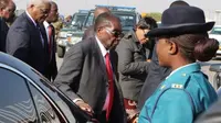 Presiden Zimbabwe Robert Mugabe masih memerintah meski usianya nyaris 100 tahun (Reuters)