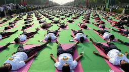 Puluhan ribu orang berpartisipasi melakukan gerakan yoga di New Delhi, India. (AFP PHOTO/Prakash Singh)