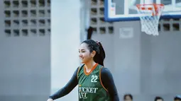 Tetap melempar senyum ketika berada di lapangan, Harini Sondakh pancarkan pesona yang berbeda. Jersey basket yang dikenakannya tentunya mendukung penampilannya jadi makin keren ketika di lapangan. (Liputan6/IG/@harinisondakh)