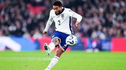 Reece James mencetak gol melalui tendangan bebas ala Legenda MU dan Timnas Inggris, David Beckham. (AP Photo/Kin Cheung)