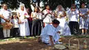 Sekelompok aktivis lingkungan mengadakan upacara tradisional dalam sebuah acara yang disebut "Menikah dengan Pohon" di San Jacinto Amilpas, Oaxaca, Meksiko (25/2). (AFP FOTO/PATRIKIA CASTELLANOS)