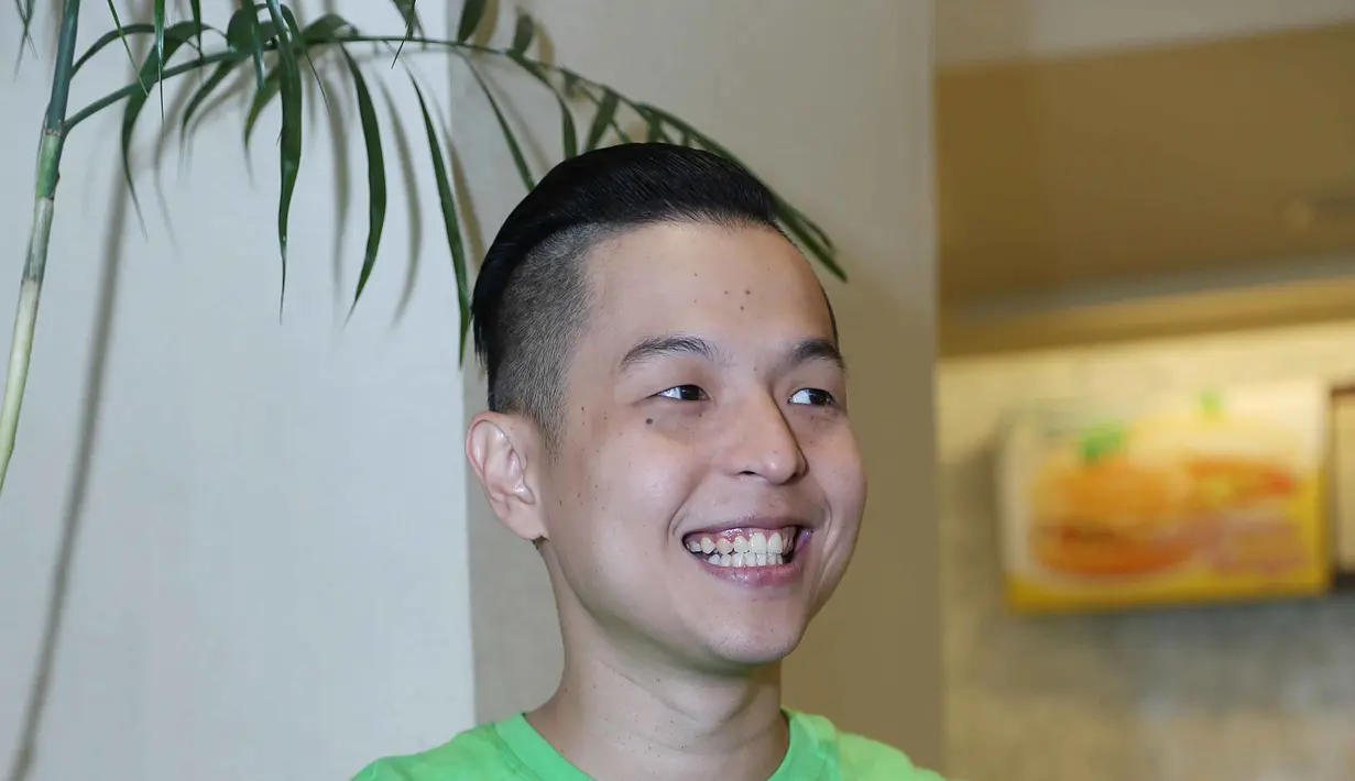 Dalam film ini, Ernest Prakasa menjadi pemain, penulis sekaligus sutradara. Debutnya di industri film terbilang masih anak bawang. Ia mengakui semua itu di luar ekspektasinya sebagai anak baru. (Nurwahyunan/Bintang.com)