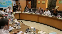 Suasana rapat koordinasi yang dipimpin Menko Polhukam Luhut Pandjaitan terkait evaluasi penanganan kabut asap, di Jakarta, Selasa (3/11). Rapat tersebut juga dihadiri Menteri LHK Siti Nurbaya dan Mennsos Khofifah. (Liputan6.com/Faizal Fanani)