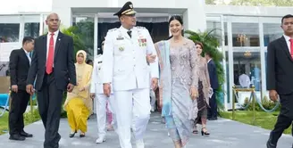 Setelah menjadi Walikota Medan, Bobby Nasution terpilih menjadi Gubernur Sumatera Utara. Saat dilantik, ia ditemani istrinya Kahiyang Ayu yang tampil mengenakan kebaya. [@bobbynst]