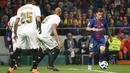 Gelandang Barcelona, Philippe Coutinho, menggiring bola saat melawan Sevilla pada laga final Copa del Rey di stadion Wanda Metropolitano, Madrid, Minggu (22/4/2018). Barcelona menang 5-0 atas Sevilla. (AFP/Pierre-Philippe Marcou)