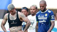 Dua pemain Persib Bandung, Ciro Alves (kiri) dan David Da Silva tertunduk lesu setelah dikalahkan Persik Kediri pada laga BRI Liga 1 2022/2023 di Stadion Pakansari, Bogor, Rabu (8/3/2023). (Bola.com/M Iqbal Ichsan)