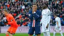Pemain Paris Saint-Germain (PSG) Kylian Mbappe bereaksi setelah kehilangan peluang mencetak gol pada pertandingan Liga Prancis di Parc des Princes, Paris, Prancis, Sabtu (29/2/2020). PSG menang 4-0, Mbappe mencetak dua gol dan satu assist. (AP Photo/Michel Euler)