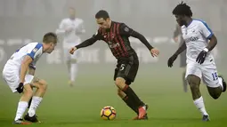 Pemain AC Milan, Giacomo Bonaventura, berusaha melewati hadangan pemain Atalanta dalam lanjutan Serie A yang berlangsung di Stadion San Siro, Milan, Sabtu (17/12/2016) waktu setempat. (AFP/Tiziana Fabi)