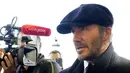 David Beckham berbicara kepada media setelah meninggalkan Istana Westminster untuk menghormati mendiang Ratu Elizabeth II selama Lying-in State, di London, Jumat (16/9/2022). Beckham bergabung dengan antrean panjang di sepanjang Sungai Thames dan mengungkapkan  dia dan orang-orang di sekitarnya mendapatkan cemilan selama mengantre. (AP Photo/Markus Schreiber)