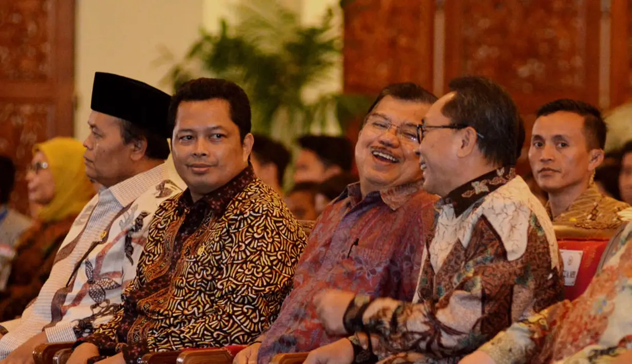 Wapres Jusuf Kalla berbincang dengan Ketua MPR Zulkifli Hasan (kanan), Jakarta, Senin (10/11/2014). (Liputan6.com/Andrian M Tunay)