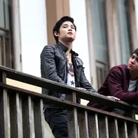 "Hari ini syuting video klip ditemenin sama Aliando juga. Sejauh ini udah banyak adegan yang diambil yah," kata Teuku Rassya di kawasan Ciganjur, Jakarta Selatan, Jumat (25/3/2016). (Adrian Putra/Bintang.com)