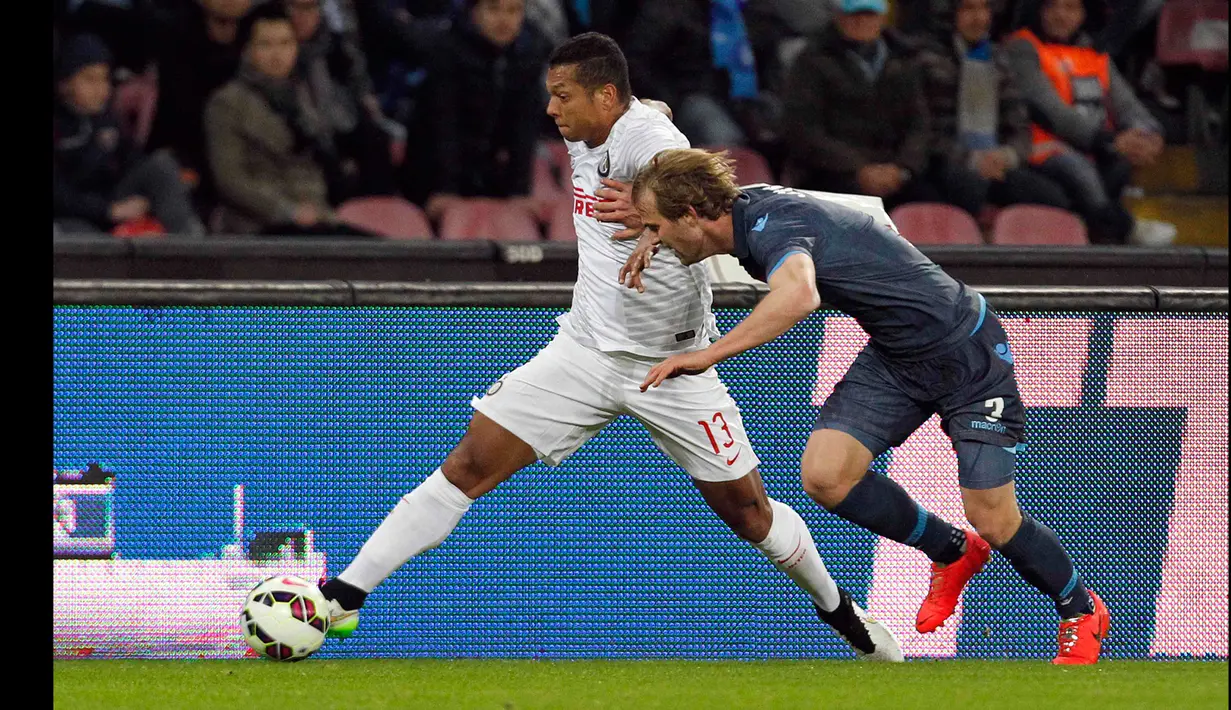 Gelandang Inter Milan, Fredy Guarin berusaha melewati bek Napoli Ivan Strinić pada laga serie A di stadion San Paolo, Italy (8/3/2015).  Napoli bermain imbang 2-2 dengan Inter Milan. (Reuters/Ciro De Luca)
