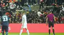 Suporter Lille terjatuh saat pembatas tribun roboh pada laga Ligue 1 Prancis antara Amiens melawan Lille LOSC  di Licorne stadium, Amiens, (30/9/2017). Laga tersebut akhirnya ditunda. (AFP/Francois Lo Presti)