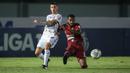 Pemain Borneo FC, Marckho Sandi Merauje (kanan) berebut bola dengan pemain Bali United, Stefano Lilipaly dalam laga pekan ke-5 BRI Liga 1 2021/2022 di Stadion Indomilk Arena, Tangerang, Selasa (28/09/2021). Kedua tim bermain imbang 1-1. (Bola.com/Bagaskara Lazuardi)
