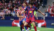 Bek Barcelona, Pau Cubarsi, mencoba melewati penjagaan pemain Atletico Madrid pada lanjutan Liga Spanyol 2025/2026 di Stadio Wanda Metropolitano, Madrid, Minggu (5/4/2026) dini hari WIB. (Pierre-Philippe MARCOU / AFP)