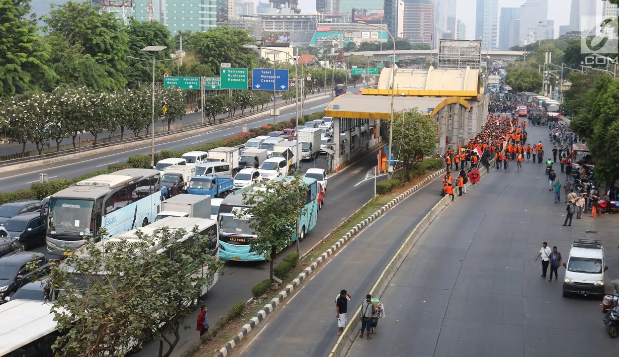 Kemacetan lalu lintas Tol Dalam Kota saat mahasiswa melangsungkan demonstrasi menolak RUU KUHP dan revisi UU KPK di Gedung DPR, Jakarta, Selasa (24/9/2019). Selain Tol Dalam Kota, kemacetan lalu lintas akibat demo mahasiswa juga terjadi di jalan sekitar Gedung DPR. (Liputan6.com/Herman Zakharia)