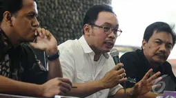 Kiri ke kanan : Iim Zovito (Pengacara Pembangunan Jaya Ancol), Gatot Setyowaluyo (Direktur Utama Pembangunan Jaya Ancol) dan Arif Nugroho (Direktur Keuangan Pembangunan Jaya Ancol), Jakarta, Kamis (16/10/2014) (Liputan6.com/Faizal Fanani)