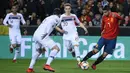 Striker Spanyol, Alvaro Morata, berusaha melepaskan tendangan ke gawang Norwegia pada laga Kualifikasi Piala Eropa 2020 di Stadion Mestalla, Valencia, Sabtu (23/3). Spanyol menang 2-1 atas Norwegia. (AFP/Jose Jordan)